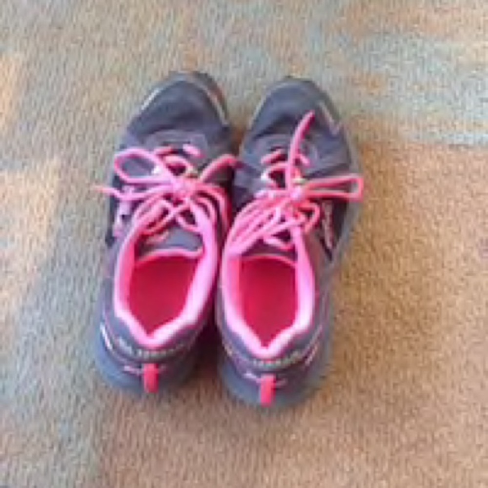 Tennis shoes